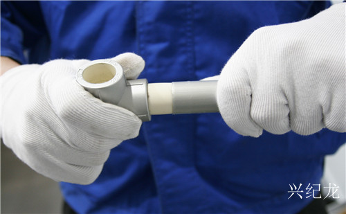 將鋁襯（chèn）塑PE-RT管（guǎn）材插入管（guǎn）件中