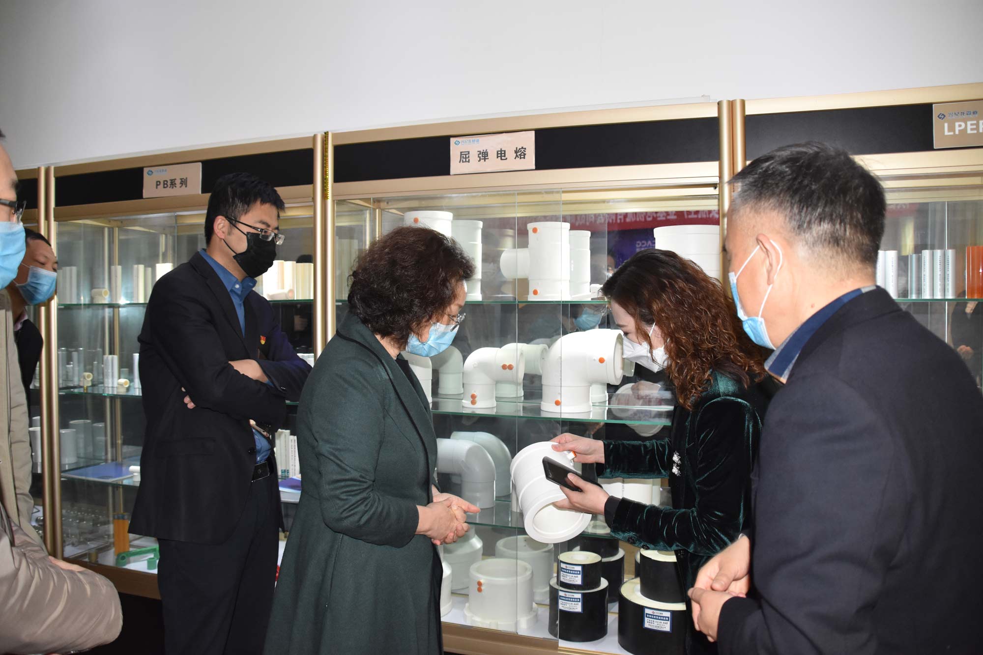 “興紀龍（lóng）管道（dào）”的領導帶領大（dà）家參觀