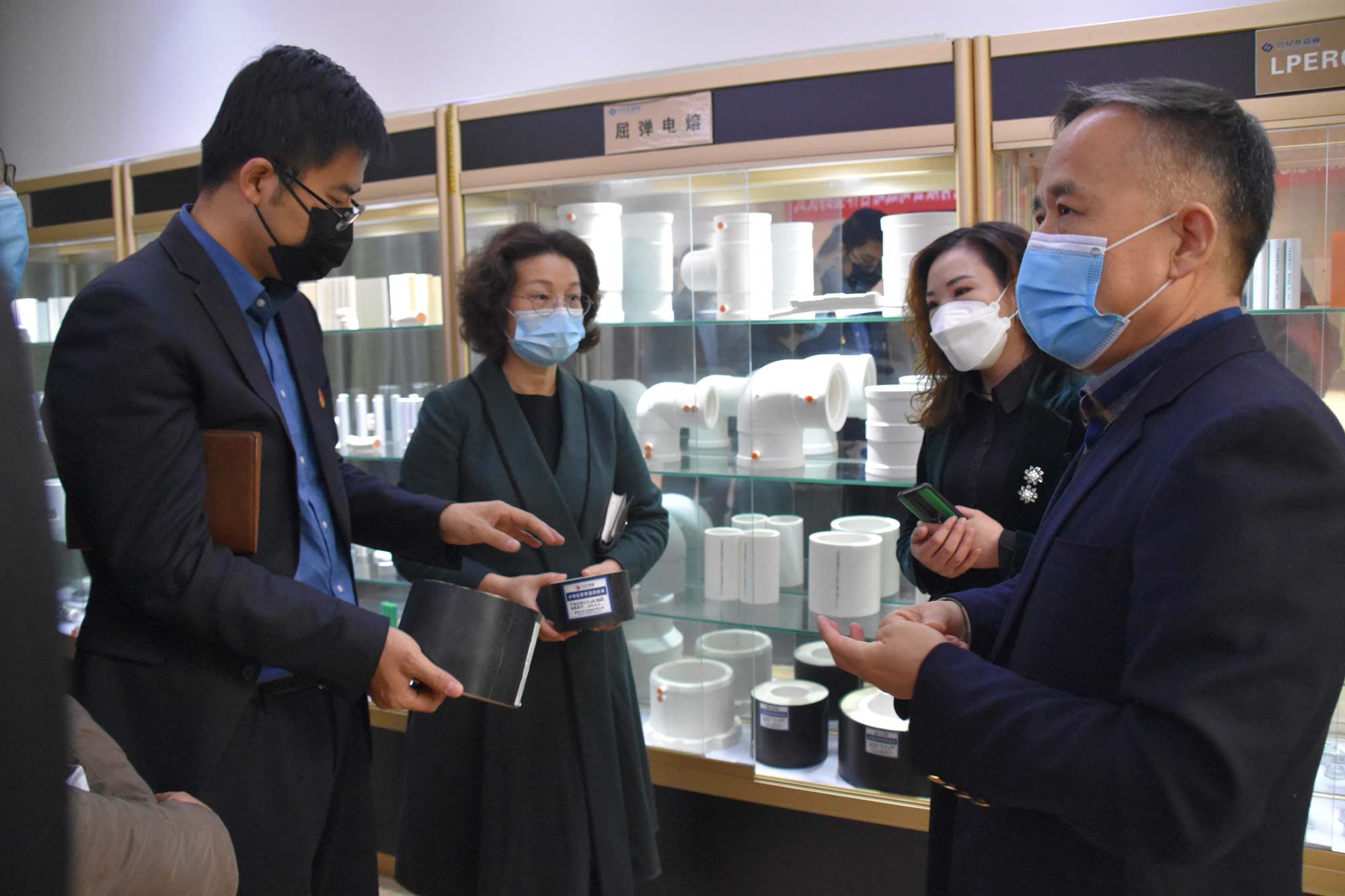 “興紀龍管道”的領導帶（dài）領大家參觀